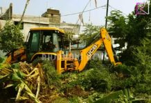 रेलवे की जमीन से विभाग के अधिकारियों ने हटाया अतिक्रमण