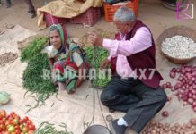 यहां विधायक बेंचते दिखे सब्जी