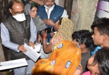 सीधी पहुंचे शिवराज – हादसे में मृतकों के परिजनो से की मुलाक़ात