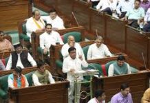 विधानसभा में हंगामे के बीच पेश हुआ बजट