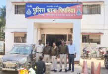 पुलिस ने कार से 63 लीटर शराब पकड़ी आबकारी पर उठे सवाल