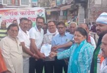 बढ़ती महंगाई को लेकर कांग्रेस ने गैस चूल्हा और सिलेंडर लेकर सड़क पर उतरकर किया प्रदर्शन