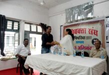 न्यायालयीन कर्मचारियों के स्थानांतरण पर अधिवक्ता संघ ने रखा विदाई समारोह