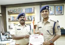 उपनिरीक्षक को पुलिस अधीक्षक ने किया सम्मानित