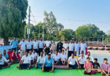 विश्व योग दिवस पर रेलवे स्टेशन परिसर में हुआ योग